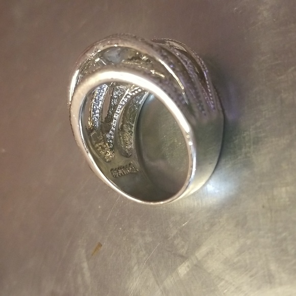 Sz 9.75/10 ladies Very Blingy dinner ring.  NOT HALLMARKED. EUC. CZ & Silvertone - Picture 2 of 5